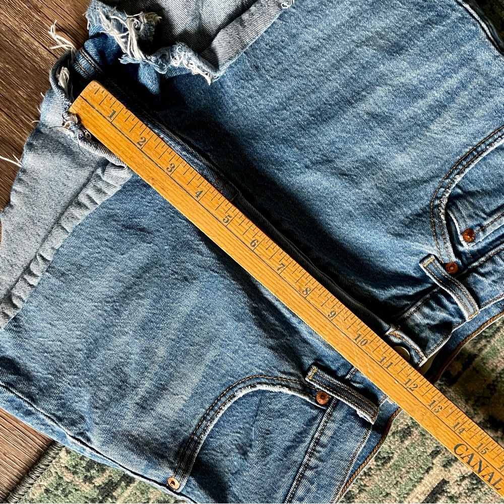 Levi’s Levi Strauss Medium Wash Ribcage Cut Off Jean Denim Shorts Button Fly - Picture 7 of 10